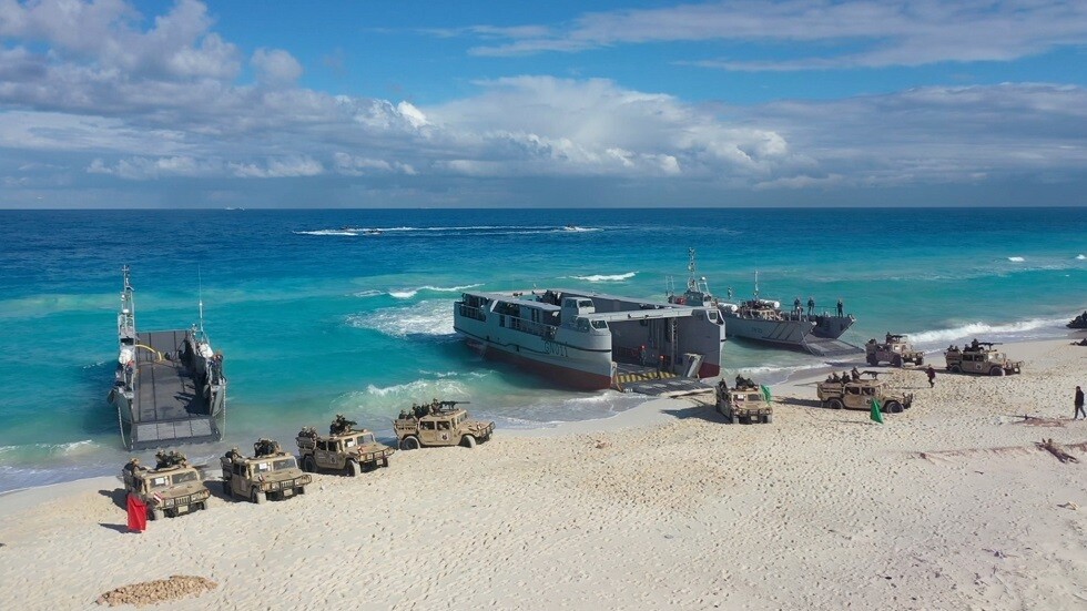 البحرية المصرية تنفذ عملية برمائية في المتوسط (صور + فيديو)