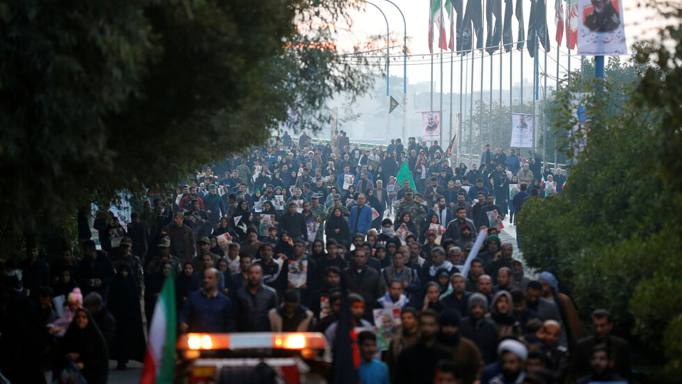 العراق.. قتلى وجرحى بهجوم متظاهرين على موكب لتشييع المهندس وسليماني