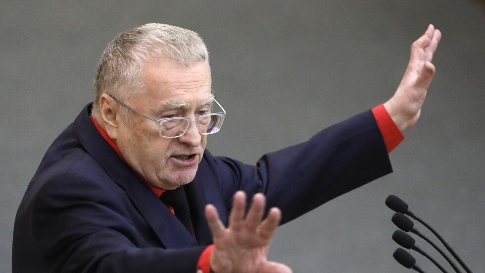 جيرينوفسكي يوزع المال في الساحة الحمراء بموسكو