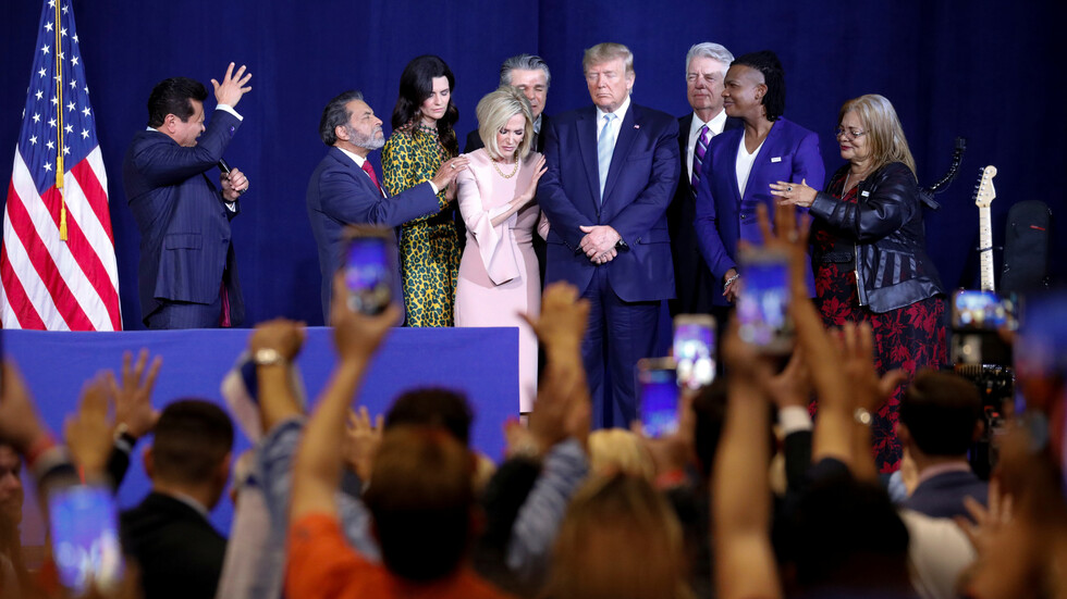 ترامب من داخل كنيسة: "الله معنا".. والمغردون يسخرون!