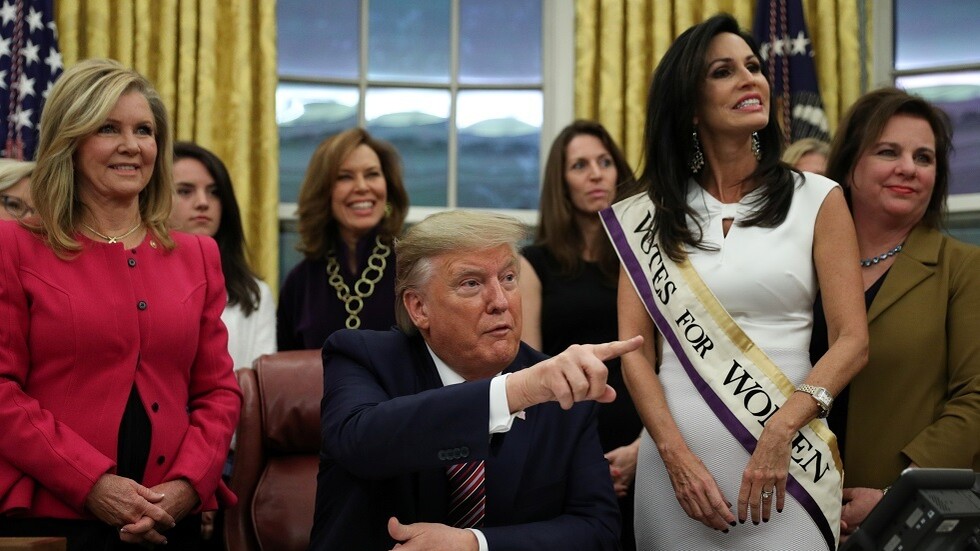 فضيحة جديدة لـ ترامب.. مذيعة بـ"فوكس نيوز": الرئيس طلب مني تبادل القبلات