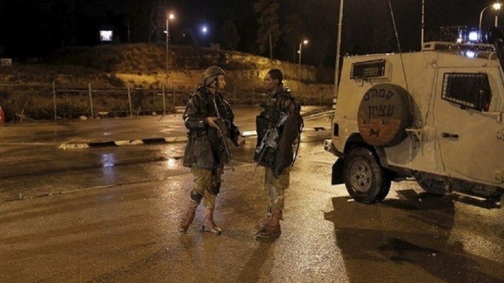 جندي إسرائيلي يلقي ثعبانا داخل سيارة فلسطينية