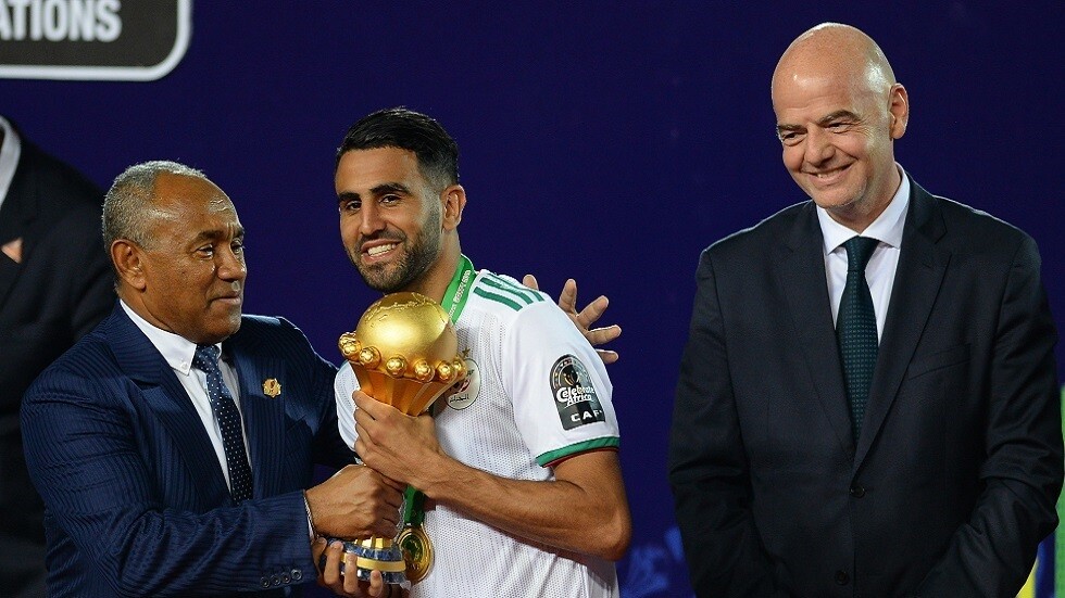 رئيس "الفيفا" يصف محرز بالأسطورة