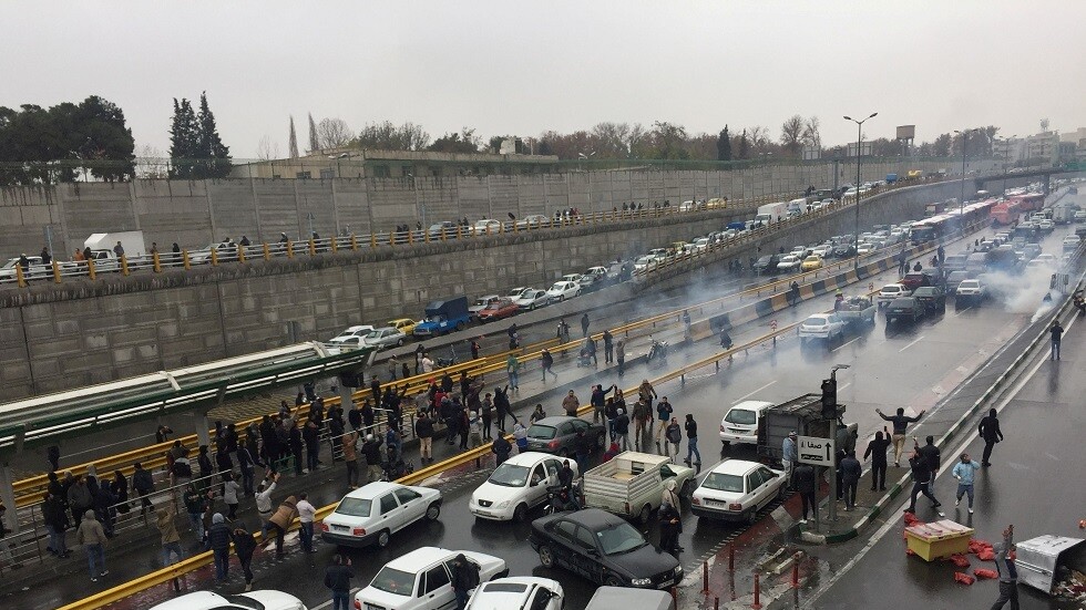 تغريدات: المحتجون يخرجون مجددا في إيران ويهتفون ضد السلطات