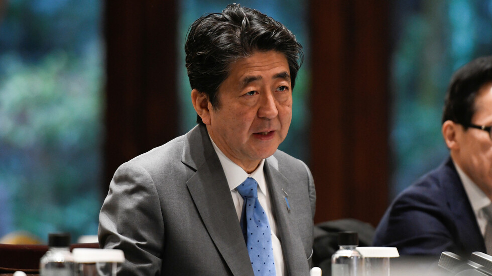 آبي بالعباءة صحبة بن سلمان في خيمة سعودية (صور+ فيديو)