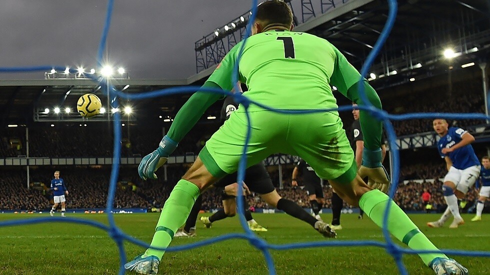 مبادرة تبرع.. 500 دولار لكل كرة يصدها حراس 