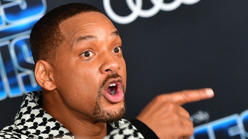 بالفيديو.. الفنان ويل سميث يفاجئ نجم بايرن ميونخ