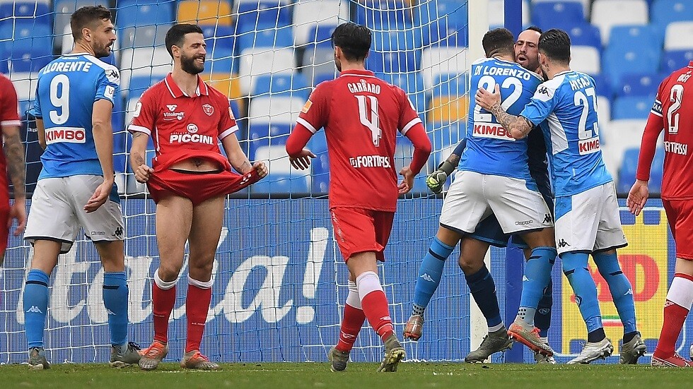 ركلتي جزاء لنابولي تنهيان مغامرة بيروجيا في كأس إيطاليا (فيديو)