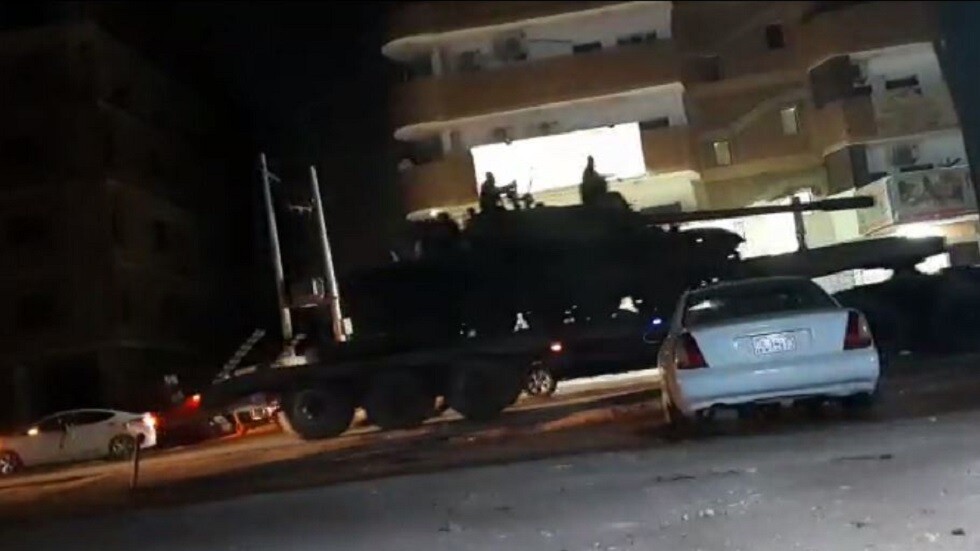 الجيش السوداني يدخل دبابات إلى حي كافوري بالخرطوم وأنباء عن إطلاق نار كثيف (فيديو)