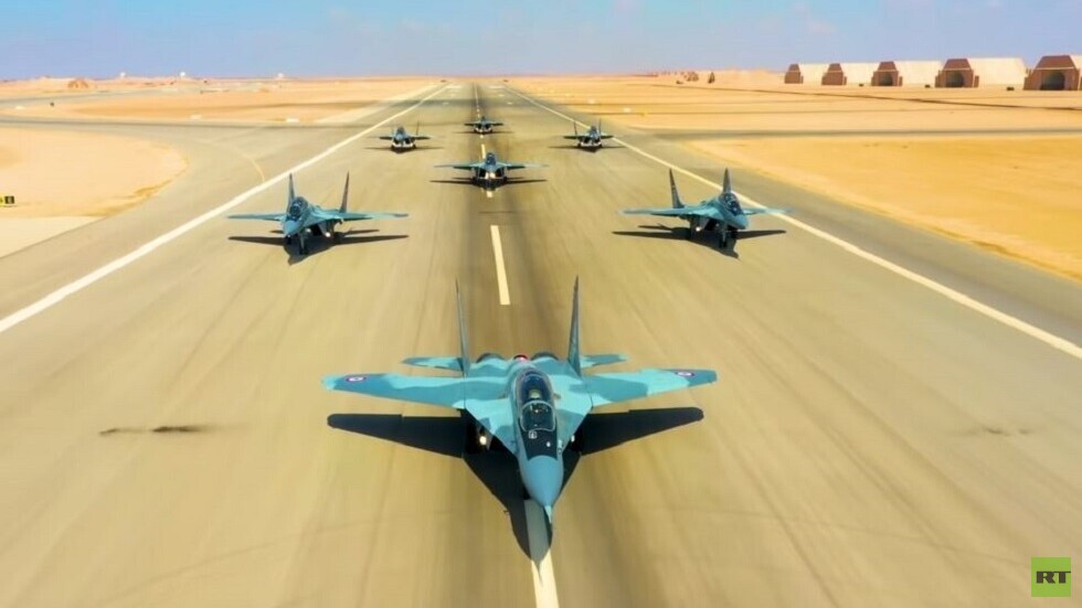 المقاتلات المصرية الجديدة تظهر تقنية جديدة خلال افتتاح أكبر قاعدة عسكرية في البحر الأحمر (صور)
