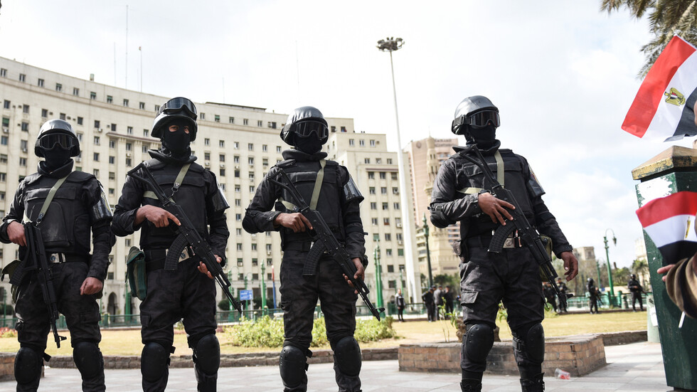 مصر تعلن ضبط 4 موظفين في 