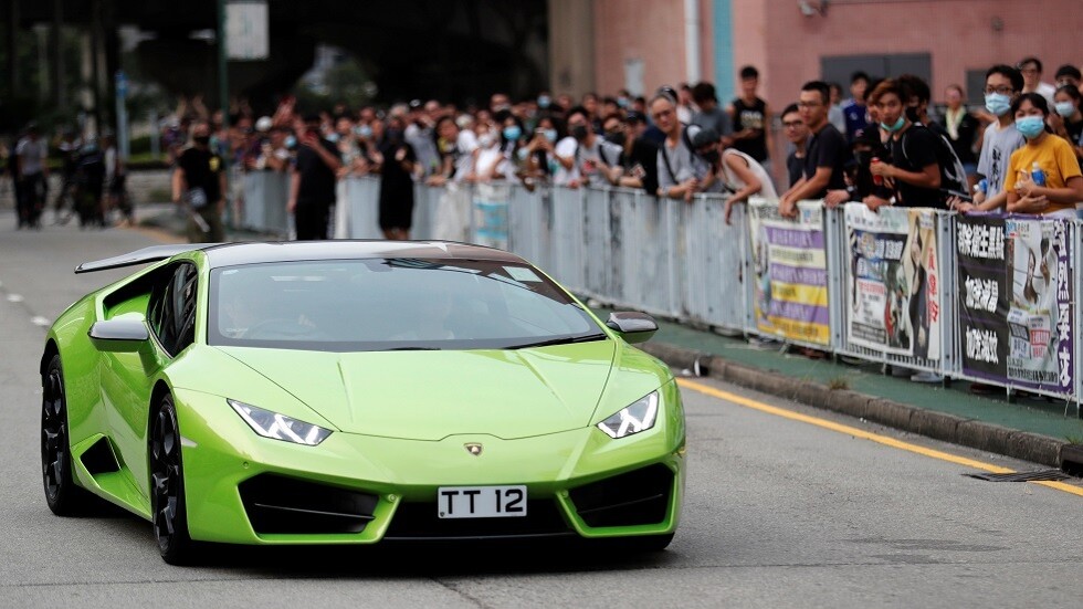 احتراق سيارة لامبورجيني في أحد أنفاق براغ