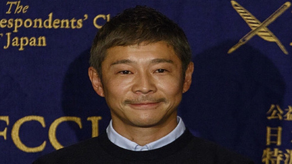 آلاف الفتيات مستعدات لمرافقة الملياردير الياباني إلى القمر