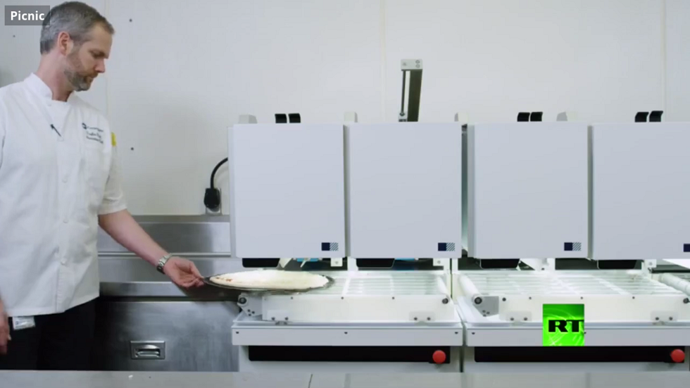 روبوت يحضّر 300 بيتزا في ساعة