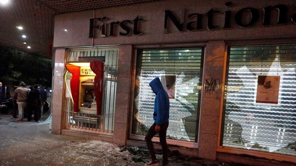 لبنان.. اشتباكات بين المحتجين والشرطة أمام مجلس النواب