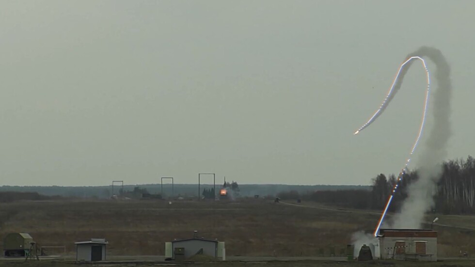 بالعرض البطيئ.. إصابة محققة بصاروخ 