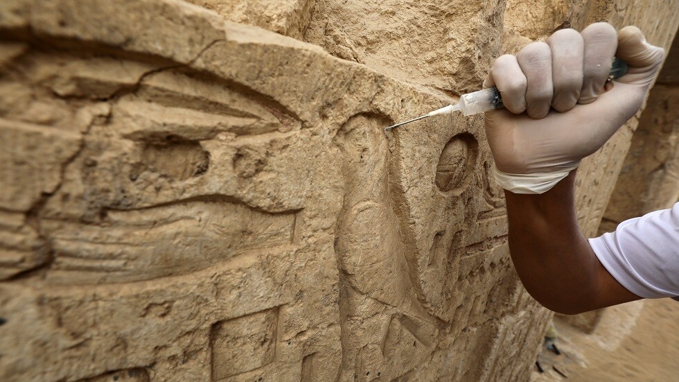 عامل مصري يكتشف معبدا فرعونيا في منزله ويخفي الأمر عن السلطات