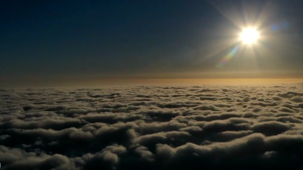 بساط من الضباب الكثيف يشبه البحر فوق جبال "الحشر" بالسعودية