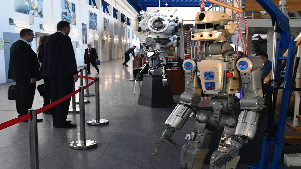 روبوت على هيئة إنسان يقود مركبة فضائية هندية غير مأهولة