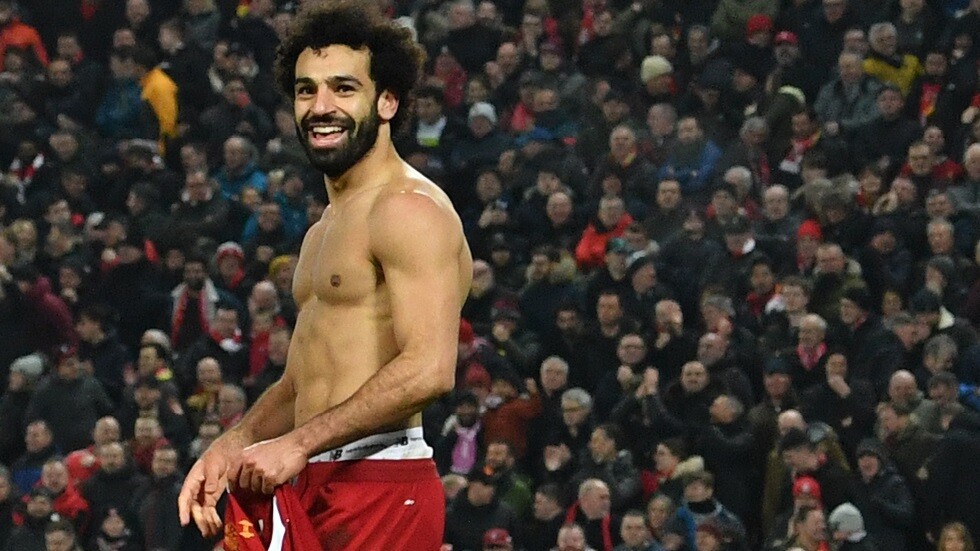 فنانة شهيرة تثير الجدل بعد تغريدتها عن خلع صلاح لقميصه