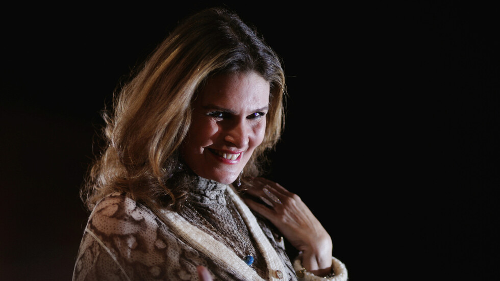 فنانة مصرية شهيرة: والدي ضربني بسبب قبلة من حسين فهمي