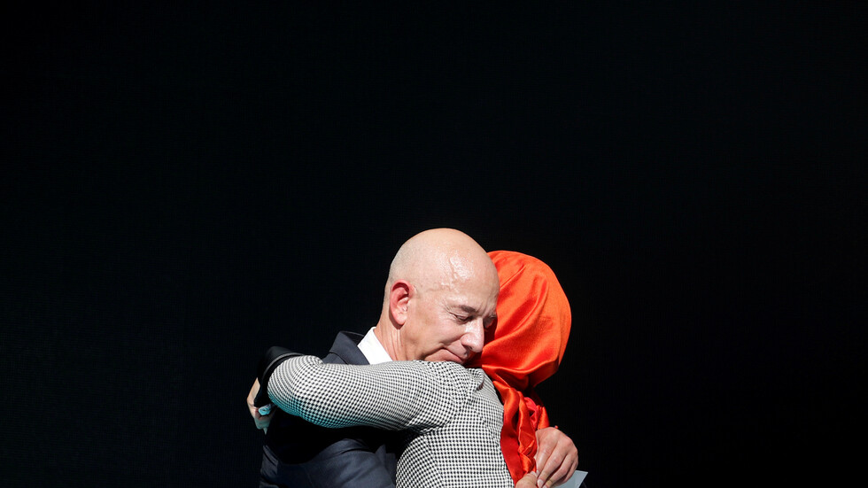 الرياض تصف الادعاءات بدور لهاتف ولي العهد في عملية قرصنة مؤسس أمازون بأنها عبثية!