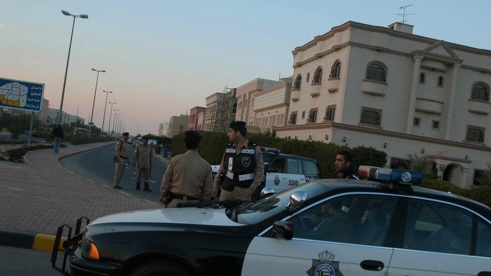 الكويت.. ضبط رجل من  الـ"بدون" وزوجته بعد نشرهما مقطع فيديو "غير أخلاقي"..