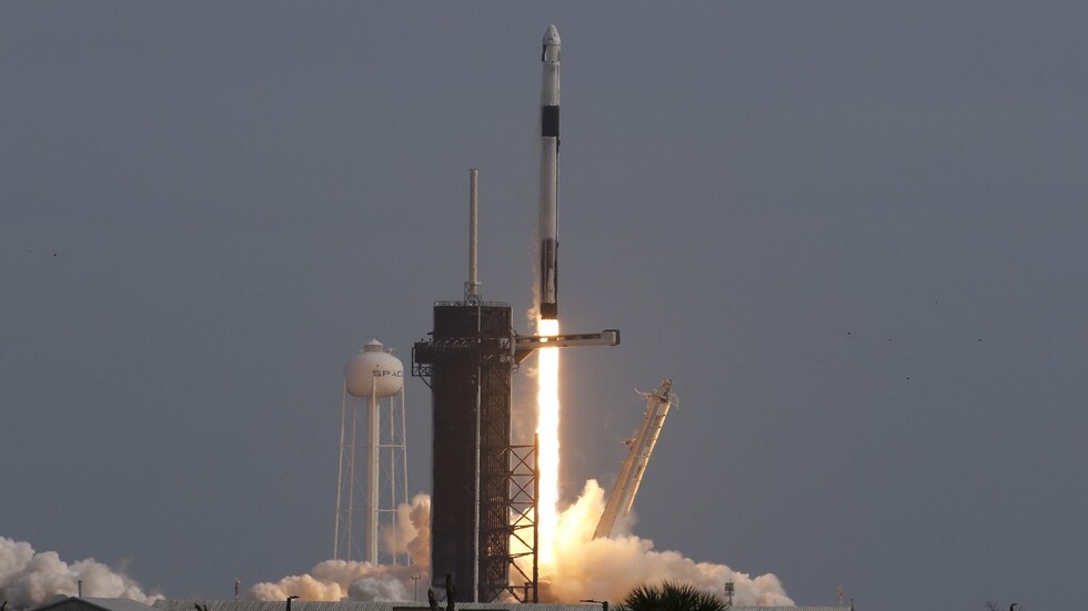 "سبيس إكس" تطلق 60 قمرا إلى الفضاء قريبا