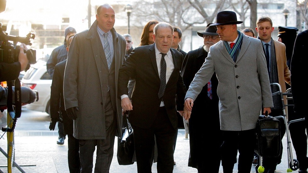 واينستين يمثل أمام أكبر محاكمة تحرش جنسي في عصر #MeToo (فيديو)