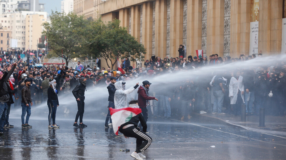 مواجهات بين قوات الأمن اللبنانية والمحتجين في محيط مجلس النواب ببيروت