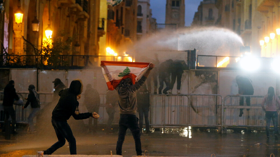 مراسلنا: إصابة عدد من عناصر الشرطة خلال مواجهات مع المحتجين في بيروت