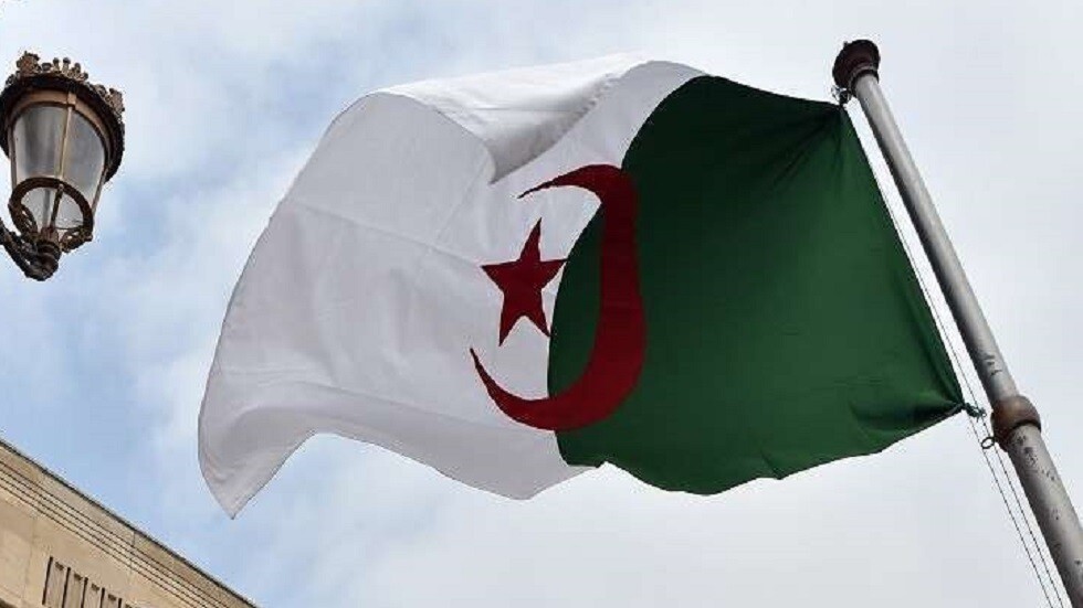 الجزائر.. تمديد حبس ناشطين بتهمة "إحباط معنويات الجيش"