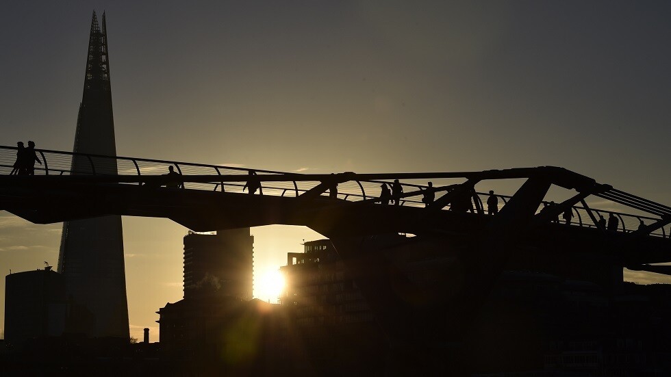 السعودية تتدخل لدى بريطانيا وتنقذ 3 مواطنين من السجن بسبب نتف أحدهم ريش الحمام - فيديو