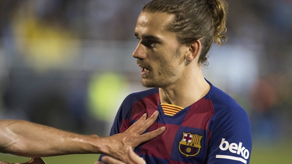 شاهد.. غريزمان يحرج مذيعة على أرضية الملعب