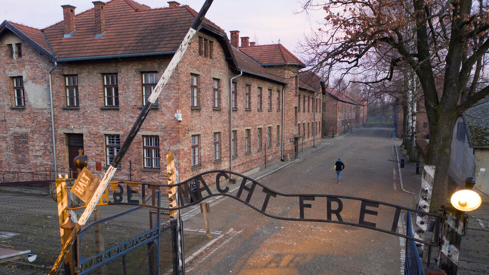 وزير العدل السعودي السابق يزور أسوأ معسكر موت نازي مع مسؤولين مسلمين ويهود