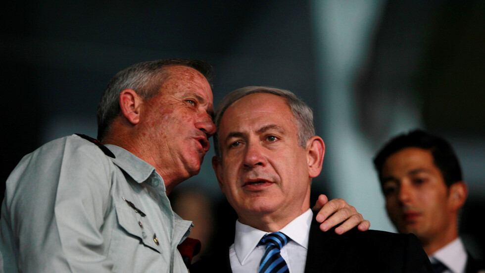 نتنياهو يسخر من تلعثم غانتس