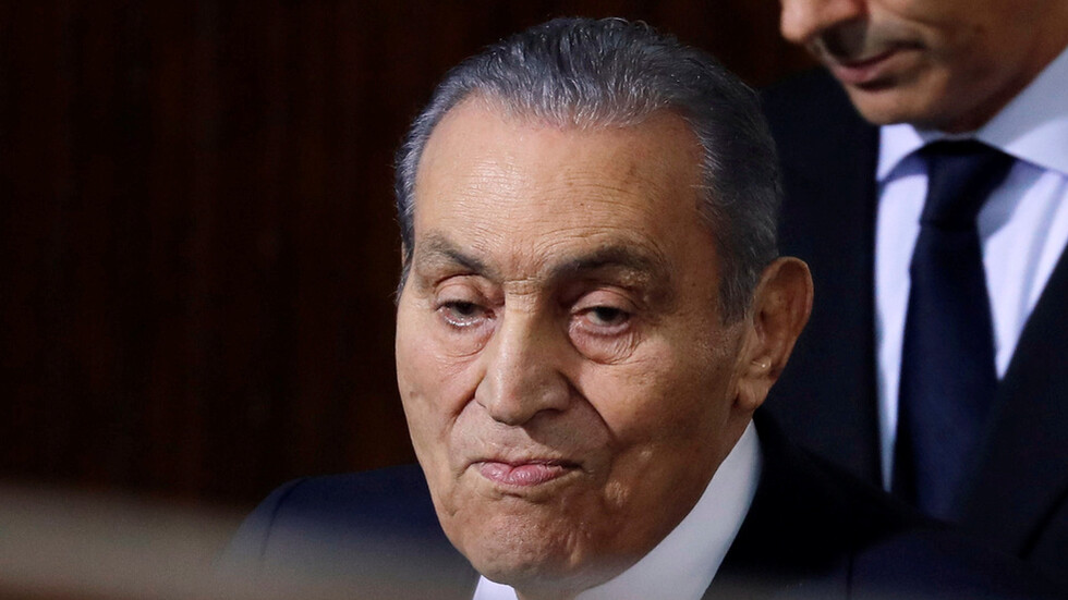 مصدر: مبارك خضع لعملية استئصال ورم في المعدة