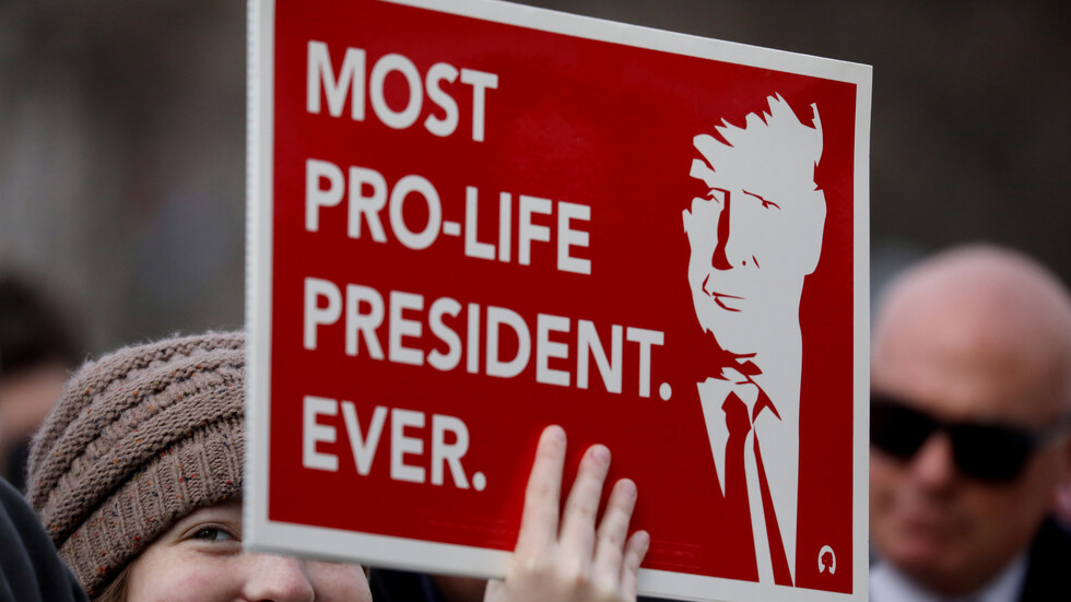 عشرات آلاف الأمريكيين يشاركون في مسيرة مناهضة للإجهاض في واشنطن (فيديو)