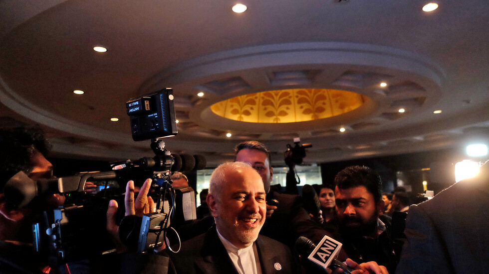 ظريف: الشخص الذي أسقط الطائرة الأوكرانية يقبع في السجن حاليا