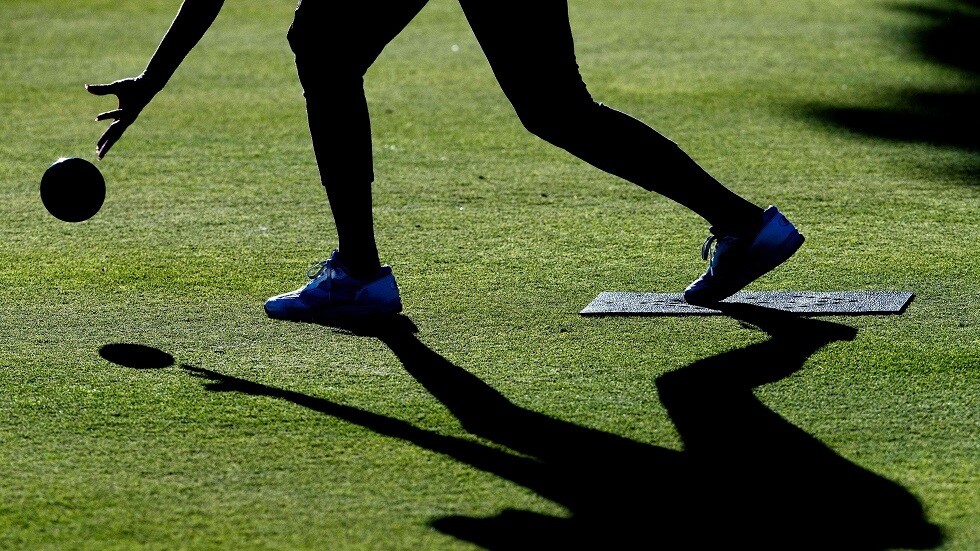 شاهد.. لعبة غريبة ورمية أغرب "ساحرة"