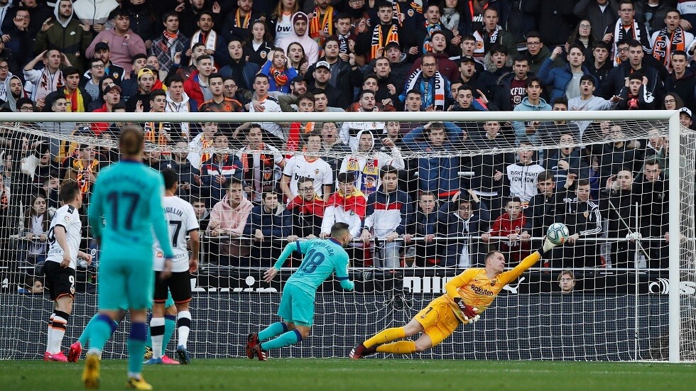 شاهد.. حارس برشلونة يتصدى لضربة جزاء ببراعة