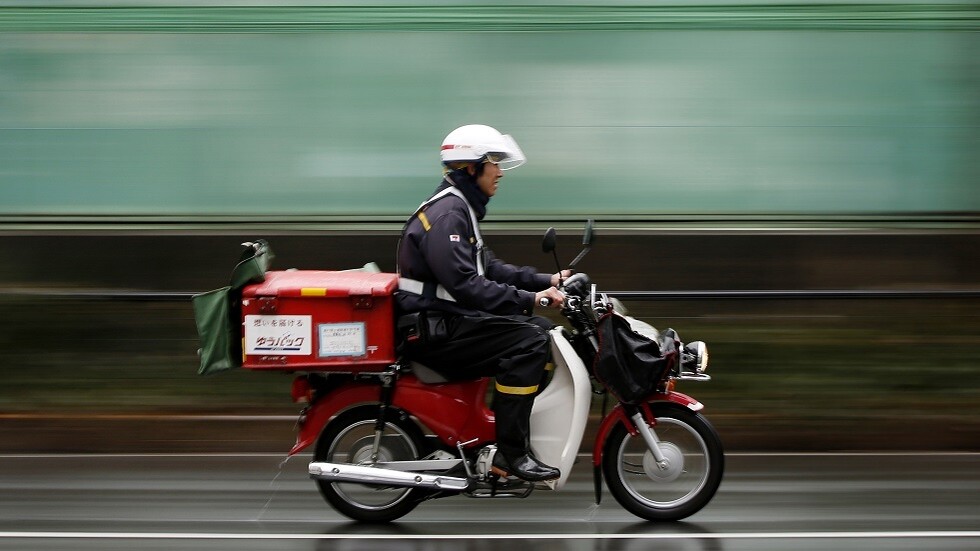 اليابان.. ساعي بريد لم يسلم آلاف الرسائل والطرود لأصحابها وخزن تلالا منها في منزله