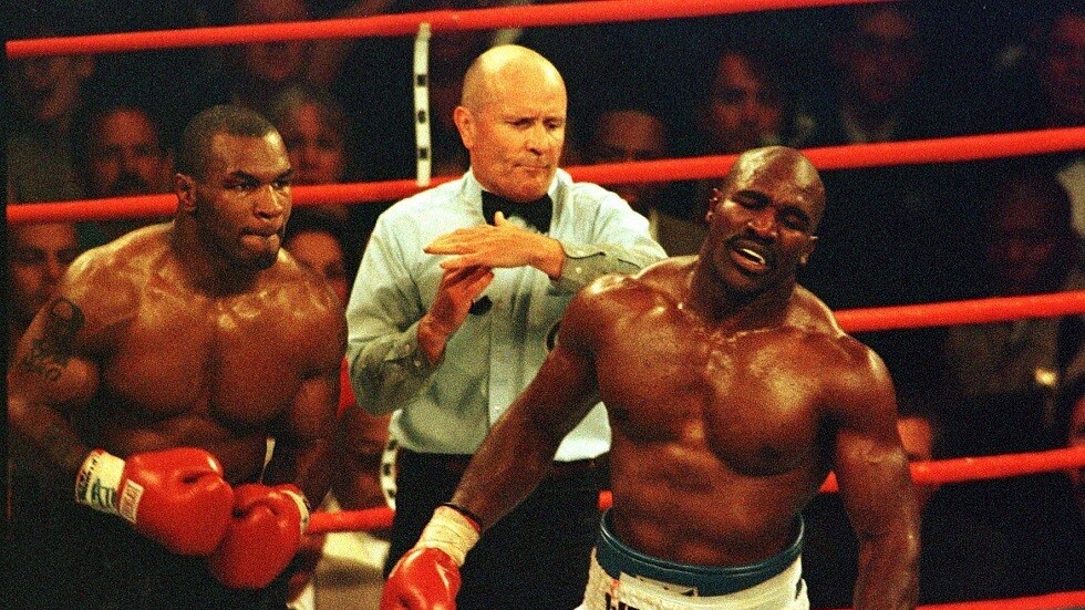 شاهد.. ملاكم يعض  خصمه ويصرخ "مايك تايسون!"