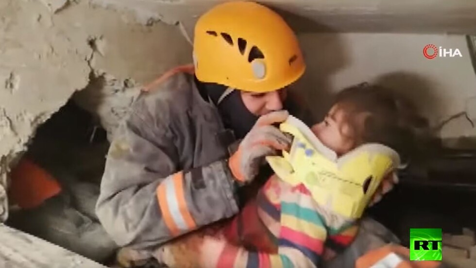 إنقاذ طفلة عمرها عامان قضت 24 ساعة تحت الأنقاض بعد زلزال تركيا