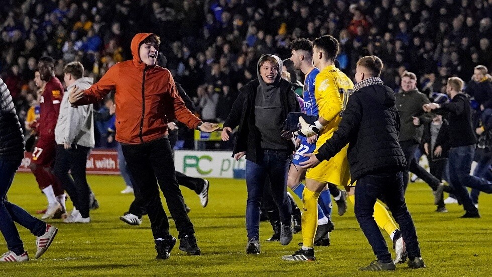 شاهد.. جمهور شروزبري يقتحم الملعب بفرحة عارمة بعد 