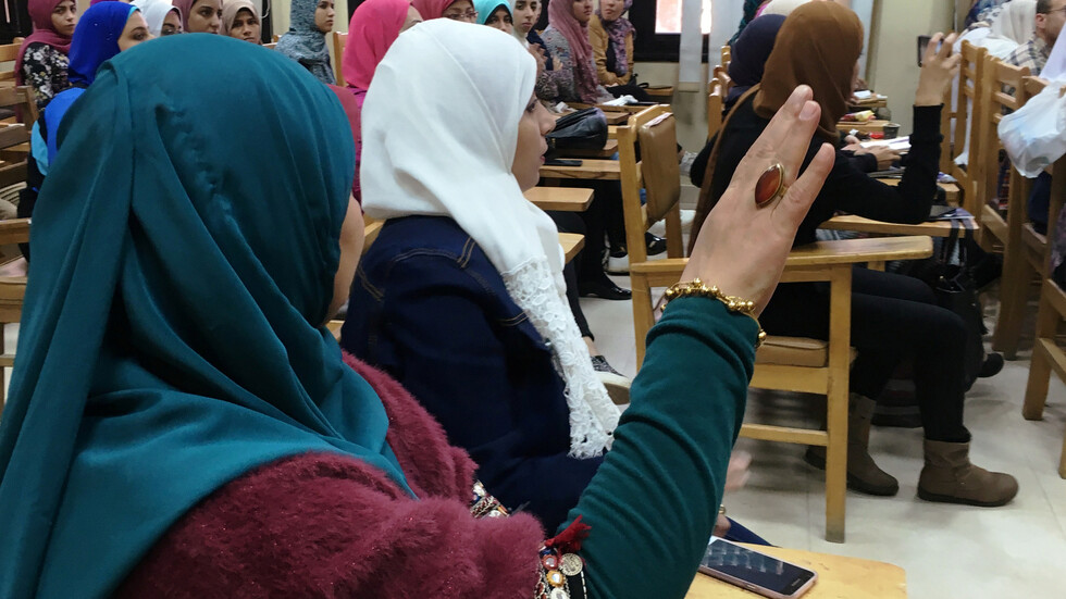 حكم قضائي بحظر ارتداء عضوات تدريس جامعة القاهرة النقاب