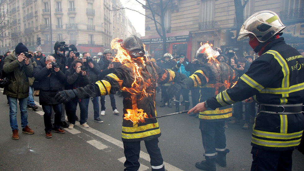باريس... اشتباكات عنيفة بين الشرطة ورجال إطفاء خلفت 28 جريحا