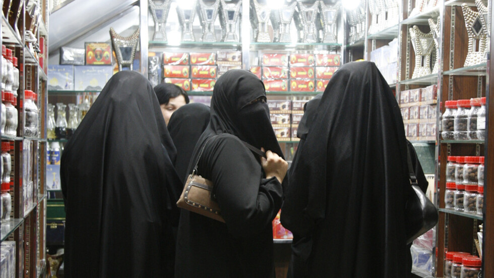 صحيفة: بين تحرش وعلاج بالوهم.. سعوديات ضحايا رقاة وشيوخ دجالين