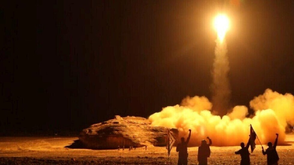 الحوثيون يعلنون استهداف 