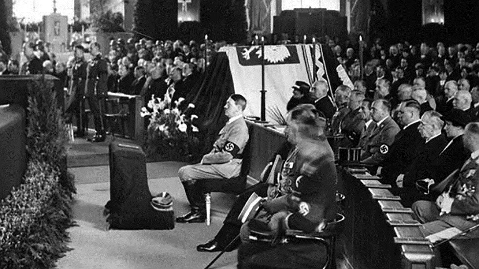 هل تبدأ بولندا في نصب تماثيل لهتلر؟